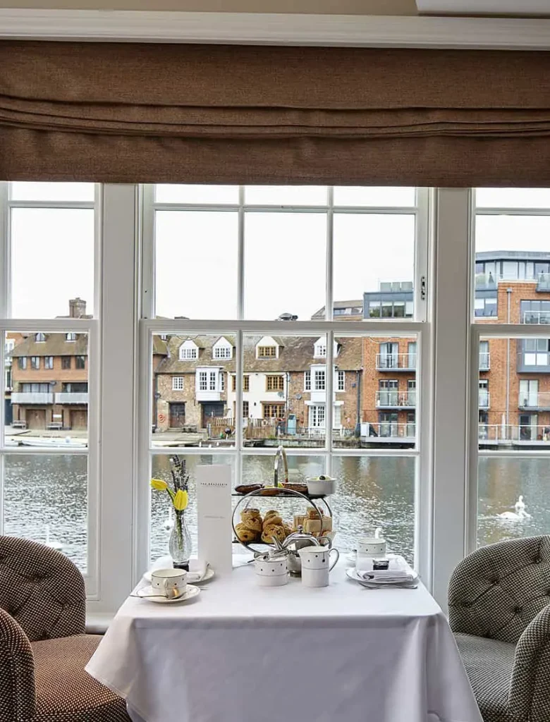 Sir Christopher Wren Afternoon tea with view over the Thames